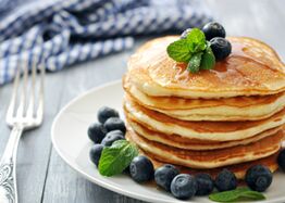 Breakfast can be enjoyed on a kefir diet with delicious diet pancakes